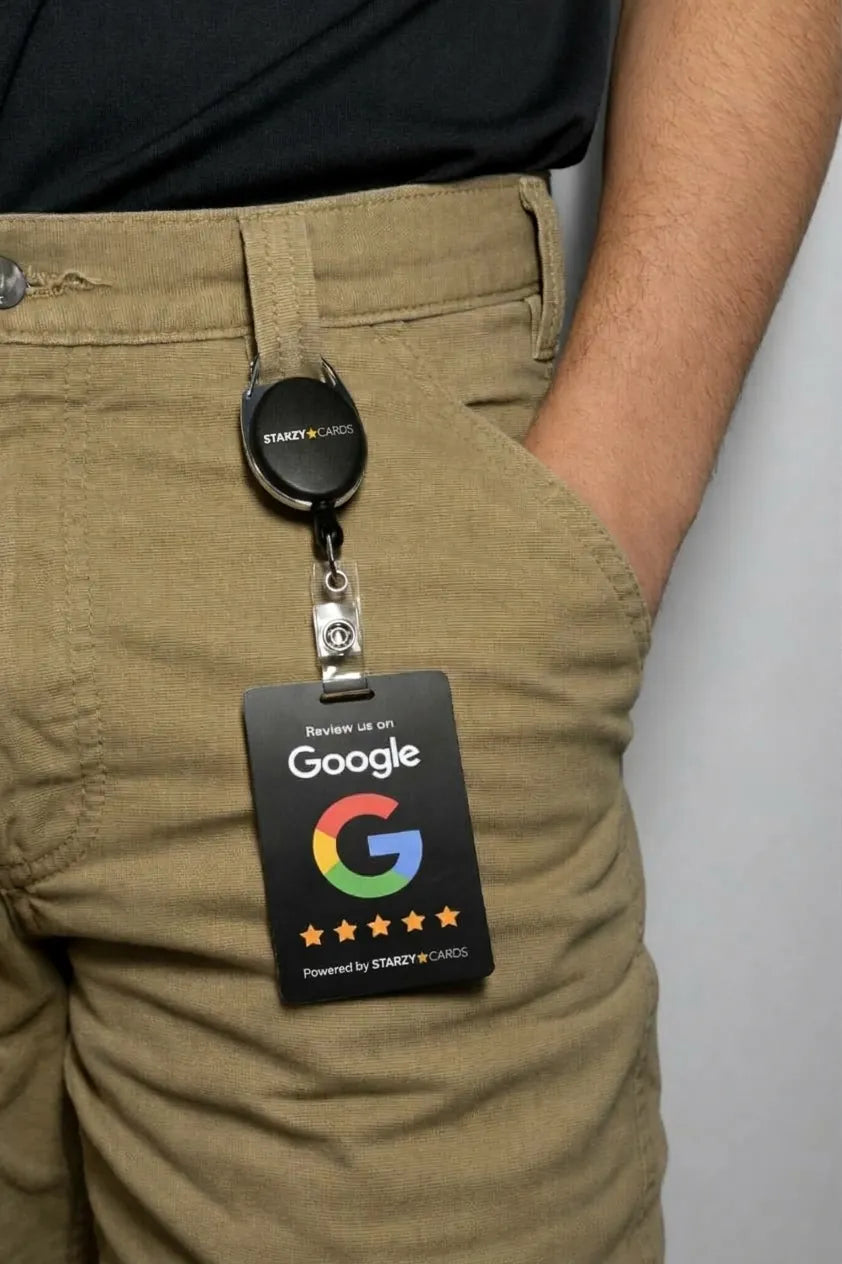Servicetechniker in einheitlichen Arbeitshemden, jeder mit einem Google-Bewertungsbadge im Einsatz
